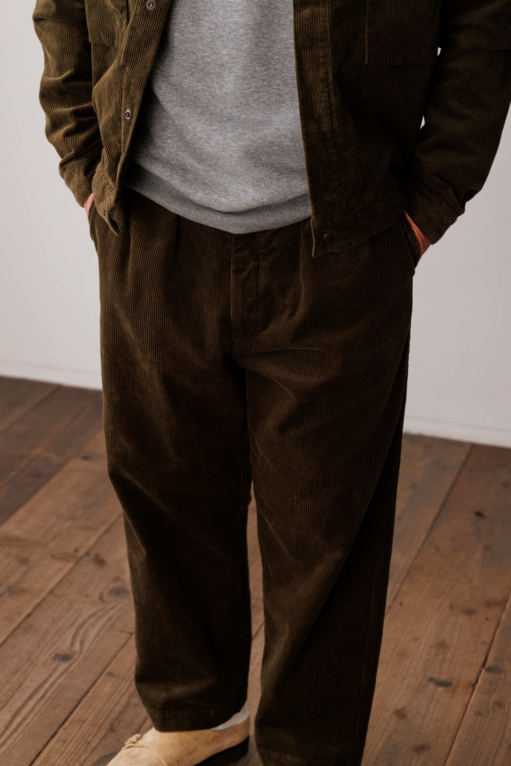 2 Tuck Trousers - Olive Green